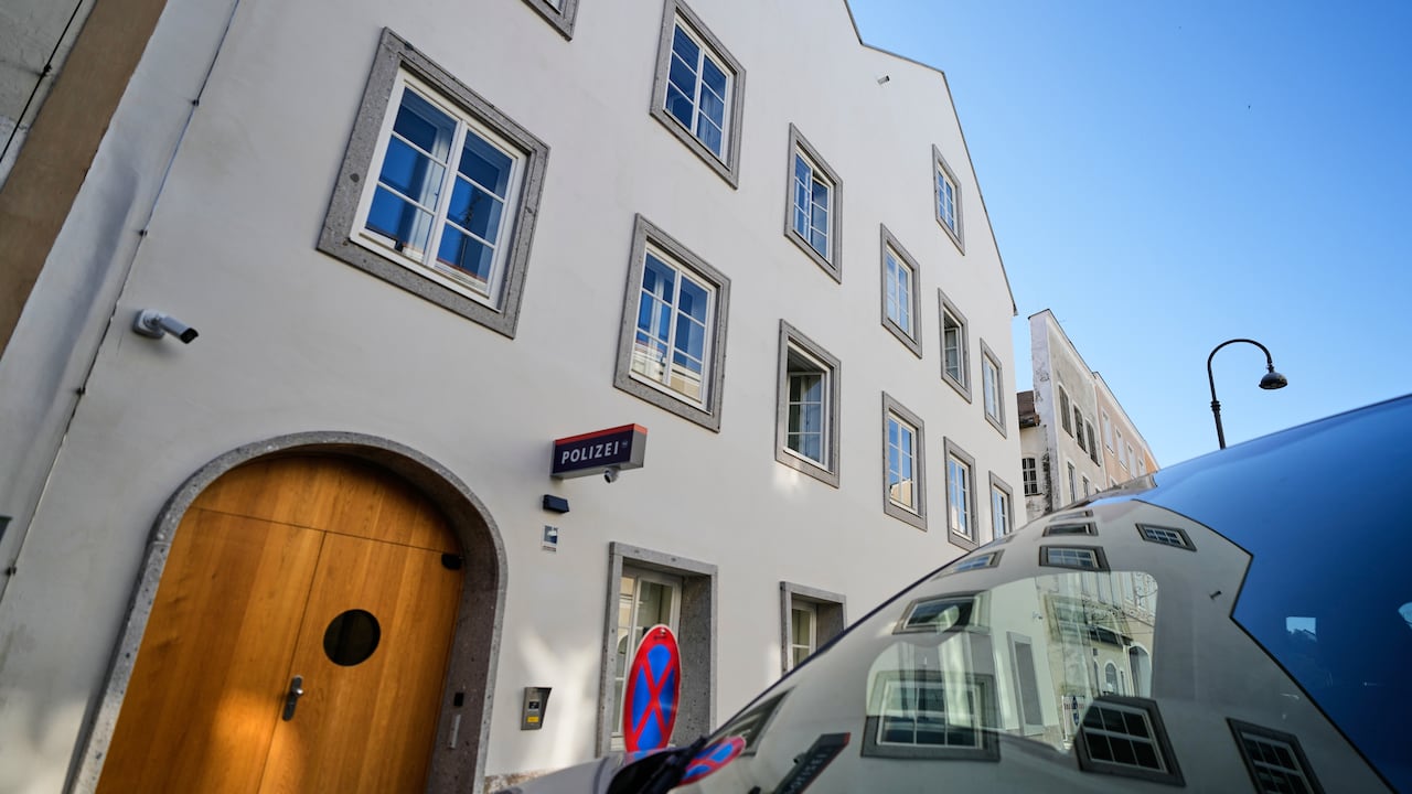 Una nueva comisaría de policía se ubica en la casa natal de Adolf Hitler en Braunau am Inn, Austria, y fue inaugurada oficialmente el miércoles 22 de julio de 2026. (Foto AP/Matthias Schrader)