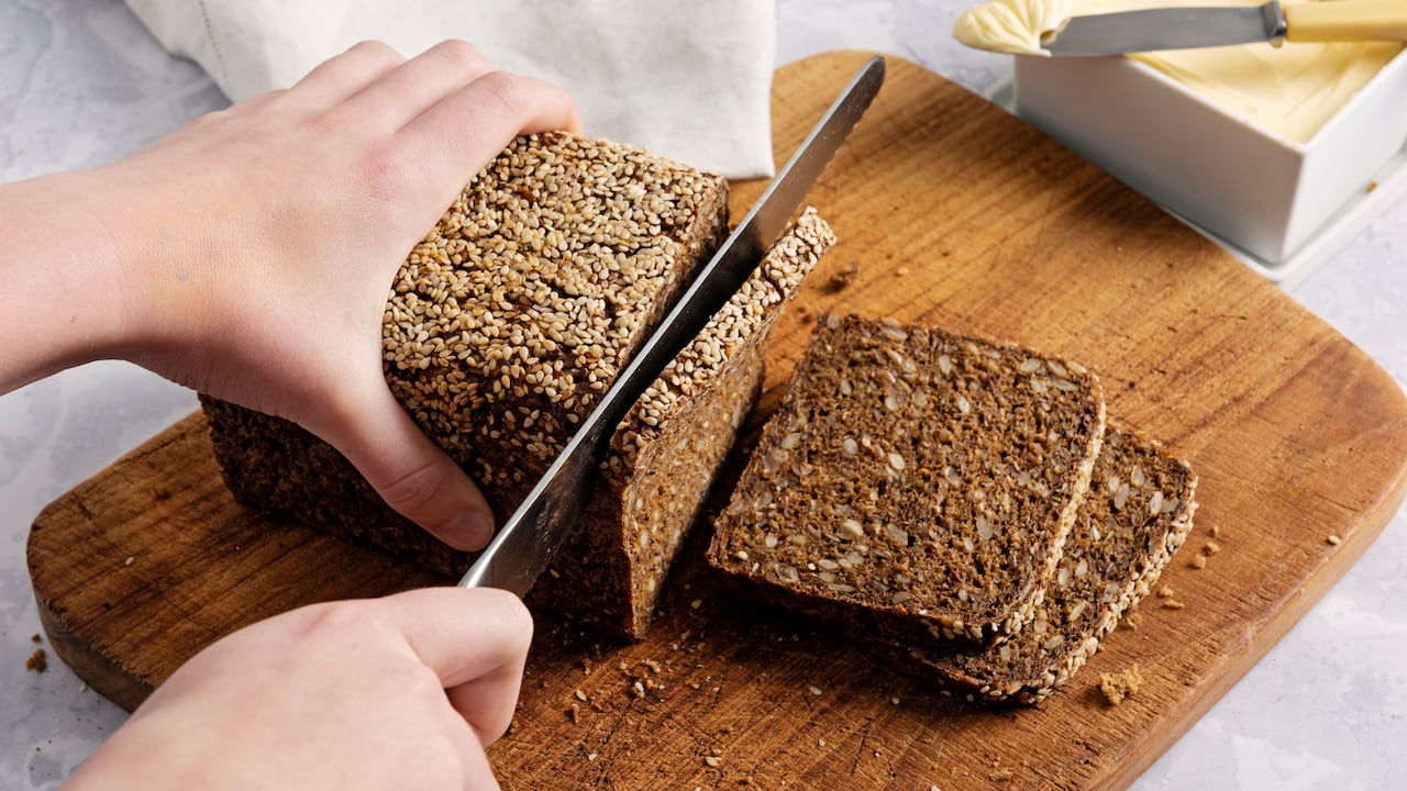 El pan integral es aquel pan que ha sido elaborado con harina no refinada, es decir, que se ha dejado el grano integral.