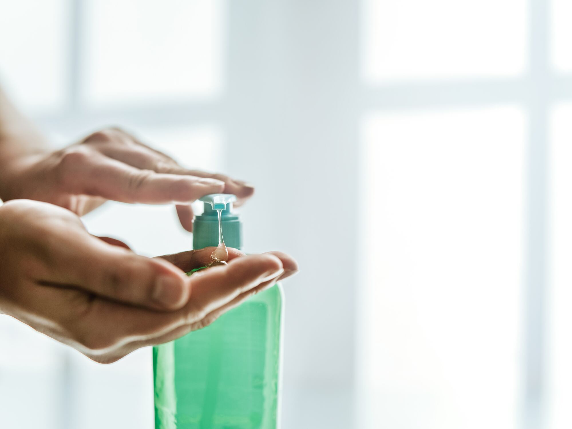 El jabón líquido para lavar platos es útil para retirar manchas de grasa.