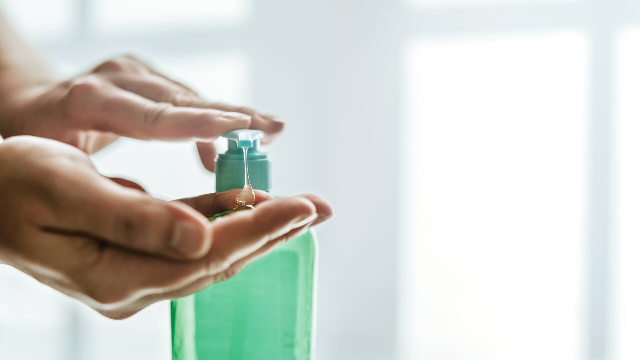 El jabón líquido para lavar platos es útil para retirar manchas de grasa.