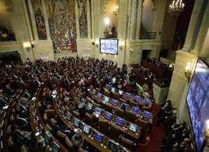 Según la encuesta de Datexco, el 74,06% de los colombianos está en contra de la reforma a la justicia y un 73,13% respaldaría un eventual referendo para revocarlo, mientras que calificaron el trabajo de los congresistas de la siguiente manera: bueno (9,5%), regular (35,27%), mala (20,49%) y pésima (34,74%).