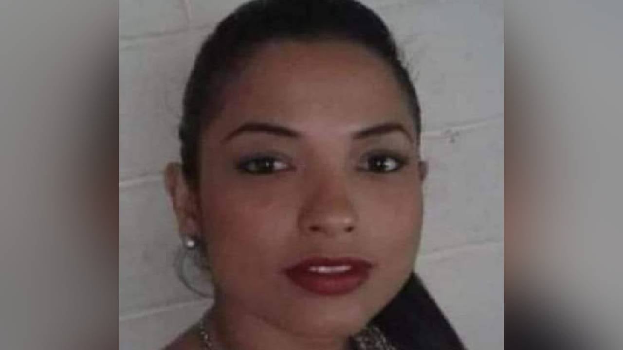 Autoridades revisan un video, en la investigación para esclarecer los hechos de la desaparición y muerte de Erika Pérez. Foto: Twitter @nanisperea.