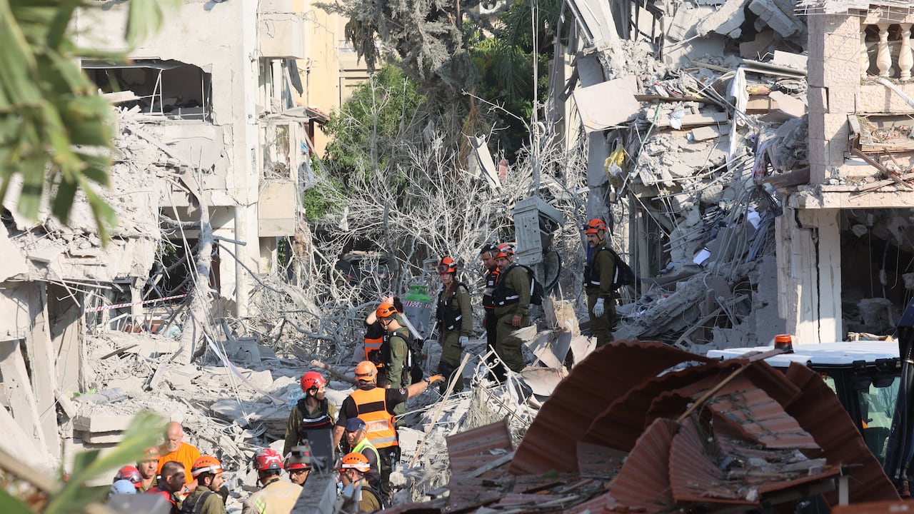 Socorristas israelíes inspeccionan un sitio alcanzado por un misil disparado desde Irán cerca de Tel Aviv