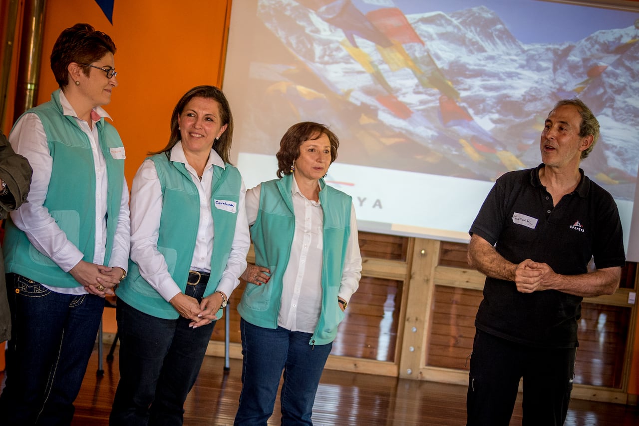 Marcelo Arbeláez, gestor de Epopeya y de Niddo Suesca, liderando un grupo familiar en el salón de convenciones de Niddo Suesca.