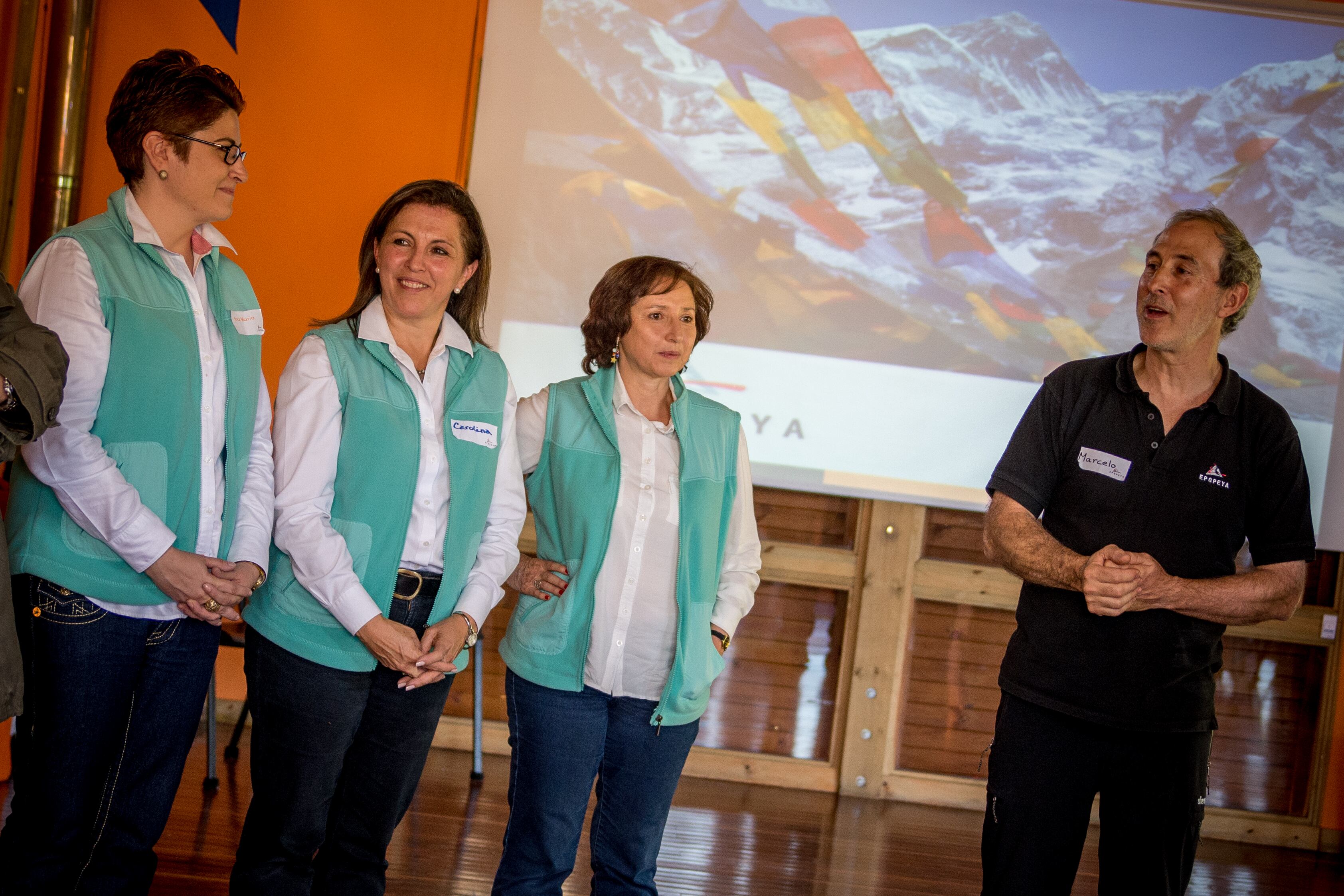 Marcelo Arbeláez, gestor de Epopeya y de Niddo Suesca, liderando un grupo familiar en el salón de convenciones de Niddo Suesca.