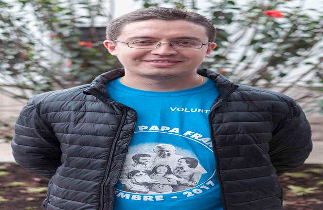 Gustavo Andrés Moreno Sierra. 30 años. Voluntario. Foto / Semana Danilo Cangucu. “El trabajo de voluntario es ante todo servir, yo he estado ayudando mucho a los enfermos, a recibirlos y ubicarlos para que se pueden acercar al Papa. Consiste en dar gratis lo que nosotros hemos recibido de la Iglesia. Hay una cosa que dijo el Papa la primera noche y creo que eso resume lo que ha dicho de fondo y es que no hay que perder la esperanza. Pero no una esperanza material, sino la esperanza de la vida eterna.”