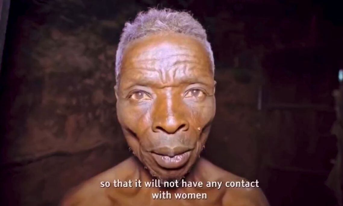 El hombre cercó su hogar con una valla de 15 pies de altura