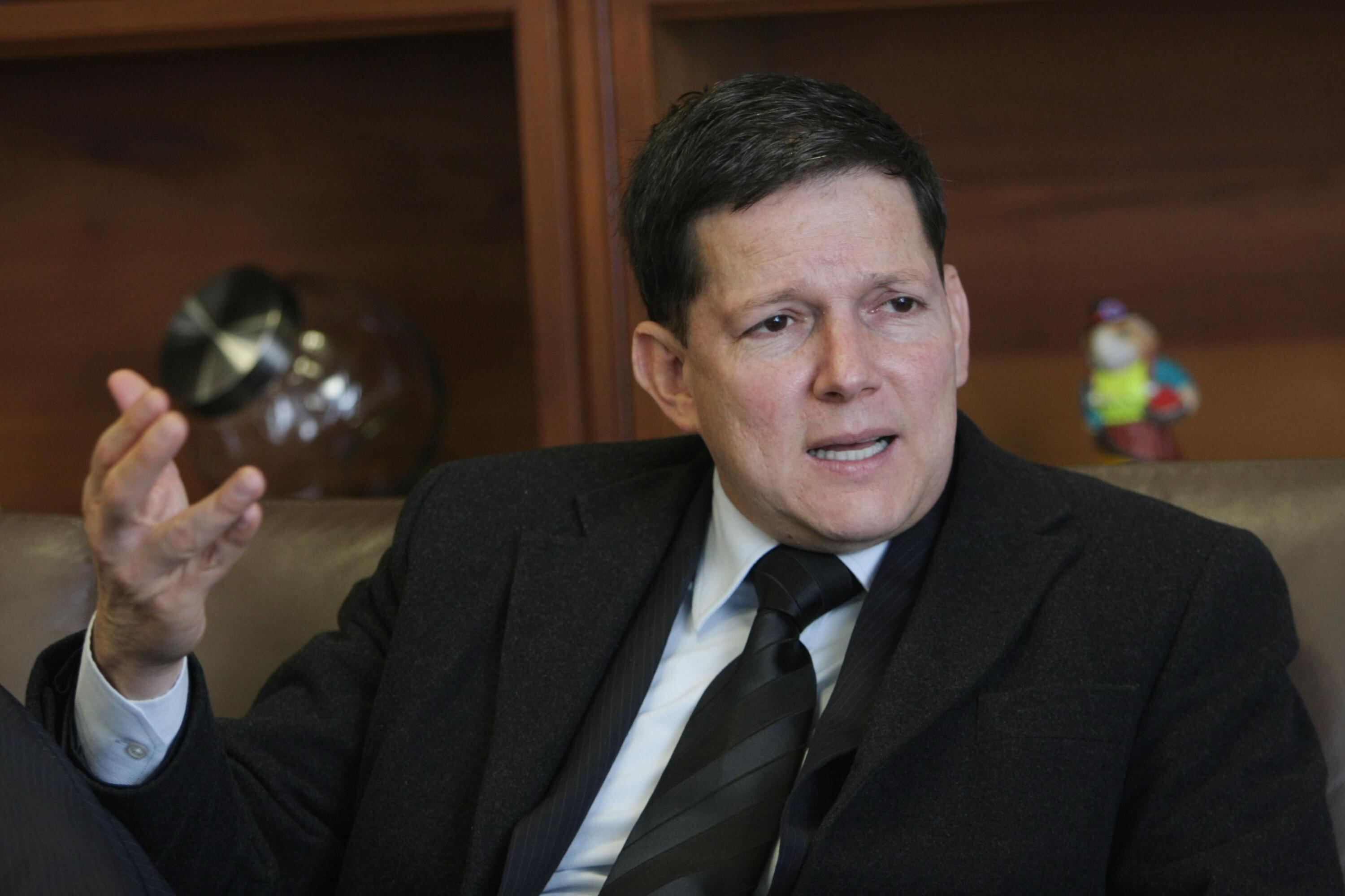 "Nos llamó la atención que en un artículo de la parte resolutiva de la resolución, se estableció notificar solo a los partidos políticos facultados para postular candidatos y el Centro Democrático no fue incluido. Esto le está violando el debido proceso, porque no nos concede el derecho de postulación”, explicó Ruiz.