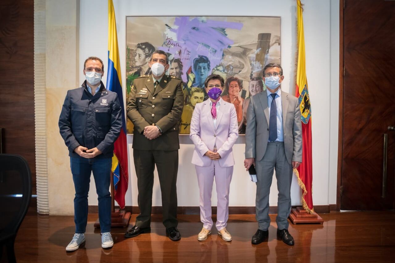 De izquierda a derecha: Luís Eernesto Gómez, secretario de Gobierno de Bogotá. General Eliecer Camacho, nuevo comandante de la MEBOG. Claudia López, alcaldesa mayor de la Capital y Hugo Acero, secretario de Seguridad.