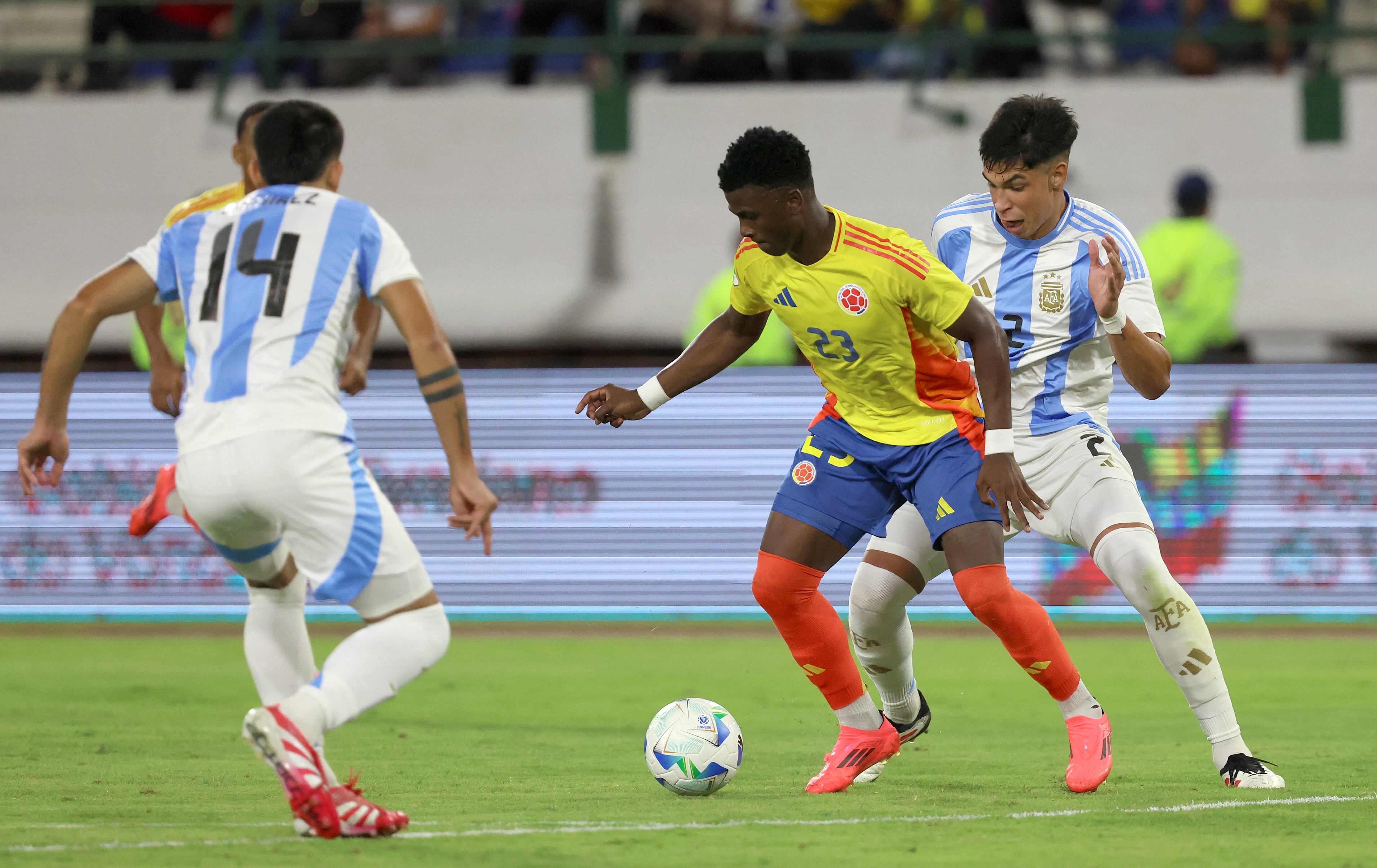 El mediocampista colombiano #23 Neiser Villarreal y el defensor argentino #02 Juan Giménez luchan por el balón durante el partido de la ronda final del campeonato sudamericano de fútbol sub-20 de 2025 entre Argentina y Colombia en el estadio Brígido Iriarte de Caracas el 10 de febrero de 2025. (Foto de Edison GAMEZ / AFP)