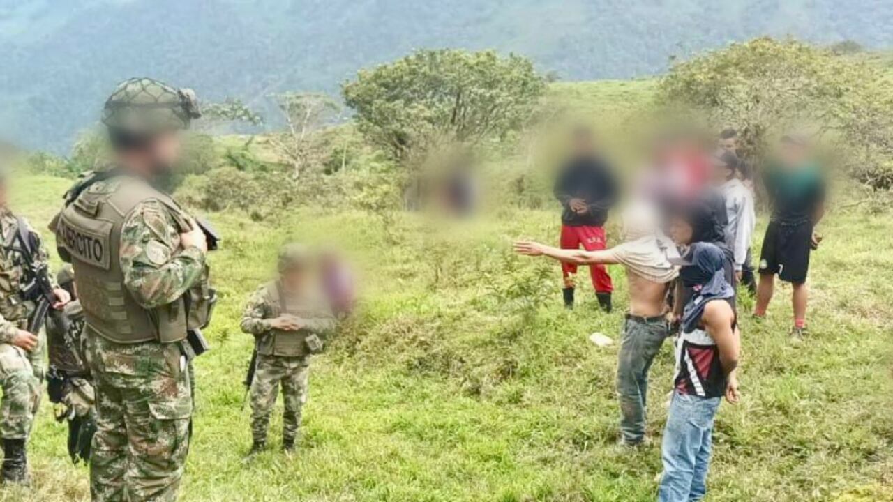 Ejército evitó el robo de una millonaria carga de café en Valdivia, Antioquia.