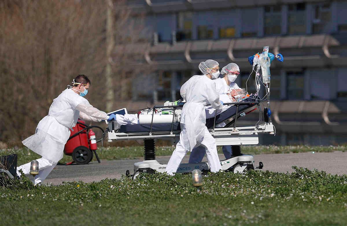 Una víctima del covid-19 es evacuada del hospital civil Mulhouse, al este de Francia, el 23 de marzo. La región del Grand Est es ahora el epicentro del brote en Francia, que ha enterrado a la tercera mayor cantidad de víctimas de virus en Europa, después de Italia y España. Foto: Jean-Francois Badias/ AP. 