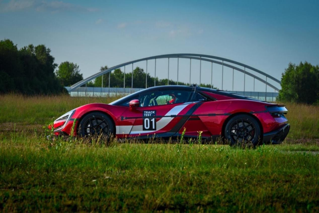 El Yangwang U9 logró los 472 kilómetros por hora en la pista de pruebas ATP Automotive Testing Papenburg en Alemania