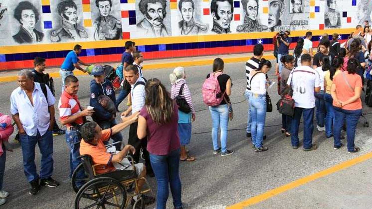 Venezolanos hacen fila para salir por el puente internacional Simón Bolívar, frontera entre Colombia y Venezuela, hoy sábado 13 de agosto de 2016, en San Antonio (Venezuela)