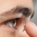Investigadores lograron que humanos y ratones vean en la oscuridad con lentillas que detectan infrarrojos.