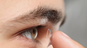 Investigadores lograron que humanos y ratones vean en la oscuridad con lentillas que detectan infrarrojos.