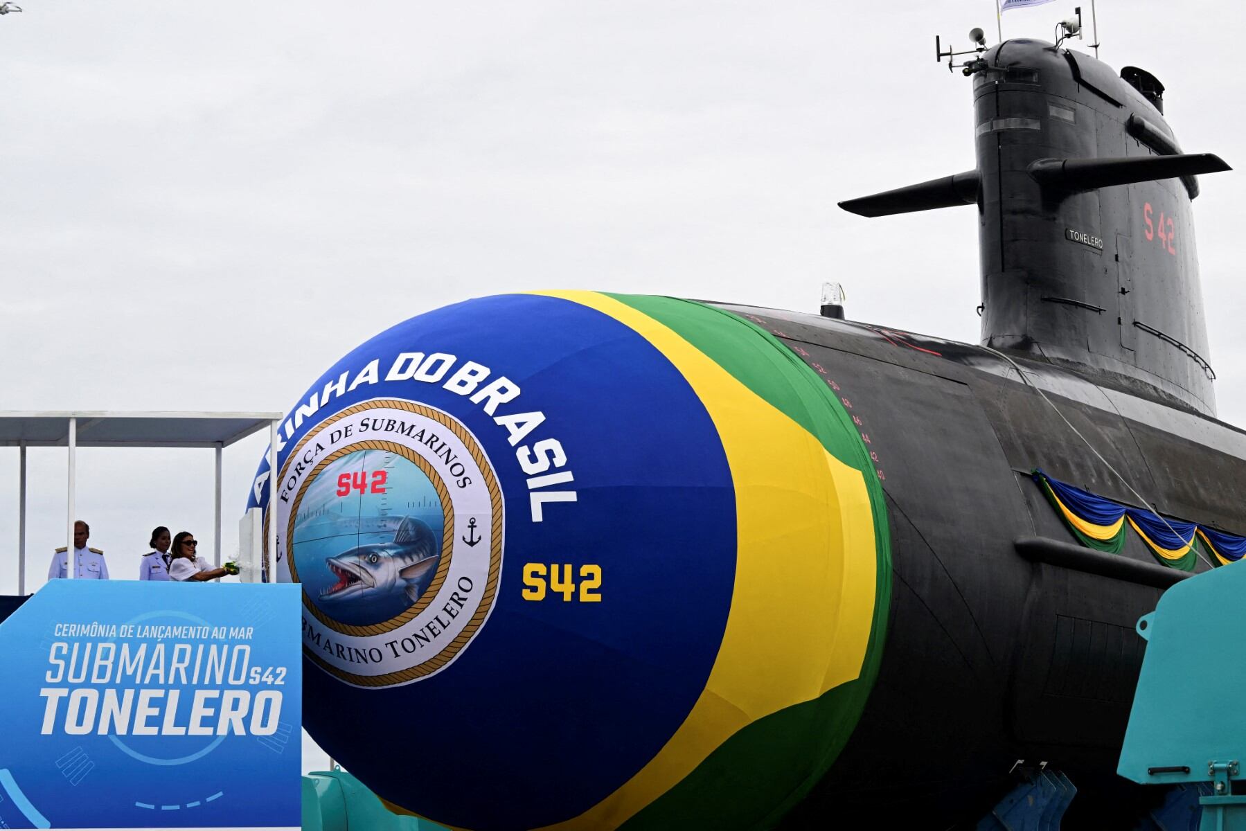 El submarino Tonelero durante su botadura en la base naval de Itaguaí, en el estado de Río de Janeiro, Brasil, el 27 de marzo de 2024. Imagen de referencia