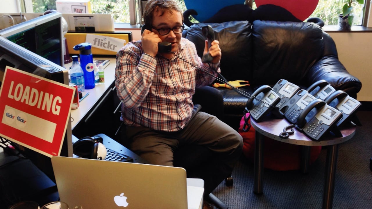 Algunos expertos consideran que, si hay confianza, se debe hablar con el interesado.