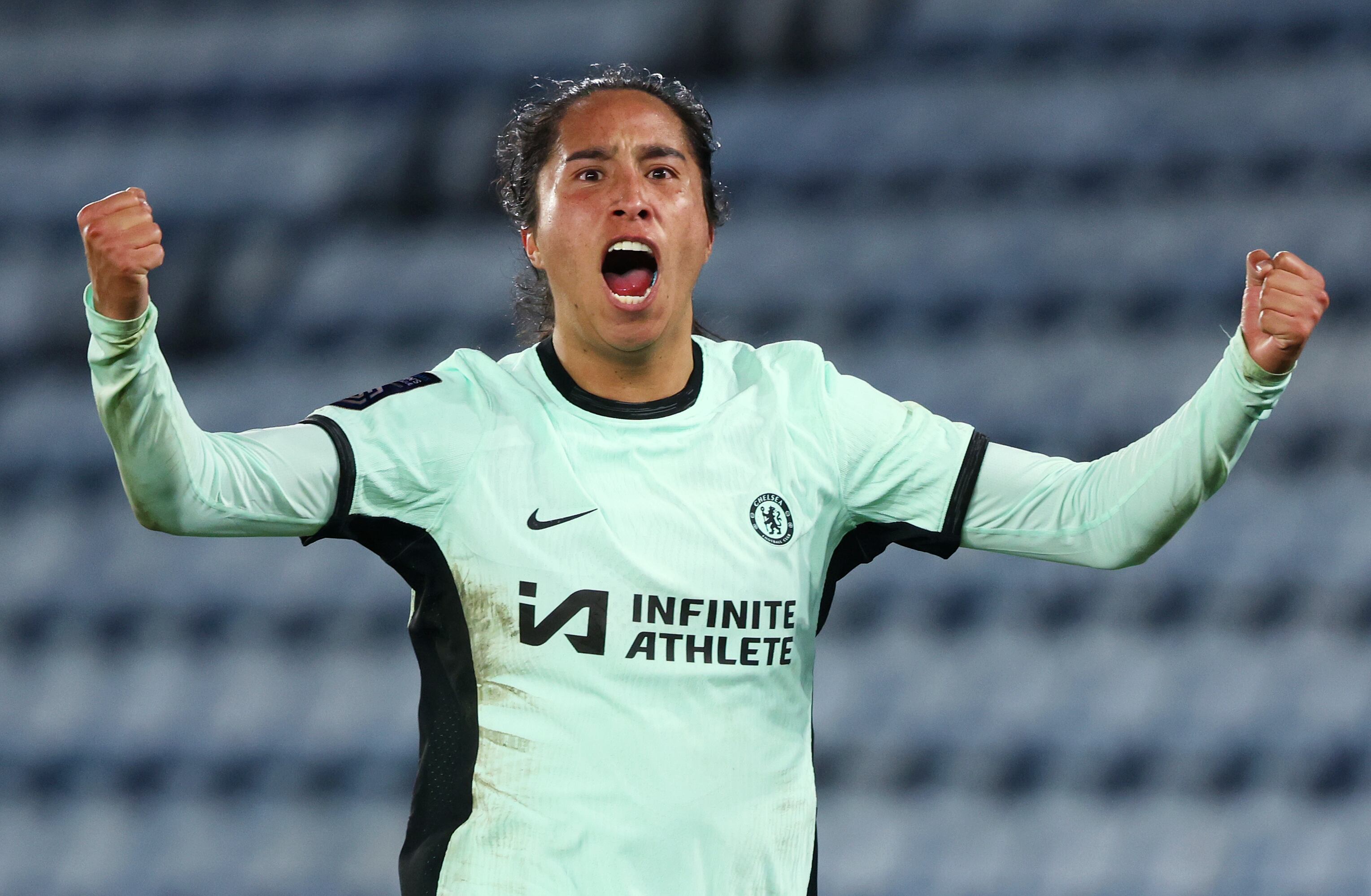 LEICESTER, INGLATERRA - 3 DE MARZO: Mayra Ramírez del Chelsea celebra marcar el segundo gol de su equipo durante el partido Barclays Women's Super League entre Leicester City y Chelsea FC en el King Power Stadium el 3 de marzo de 2024 en Leicester, Inglaterra. (Foto de Morgan Harlow/Getty Images)