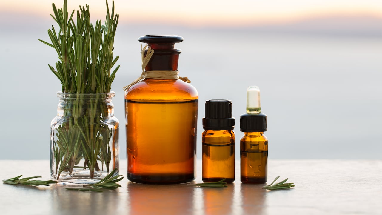 El champú de romero puede beneficiar el crecimiento del cabello.