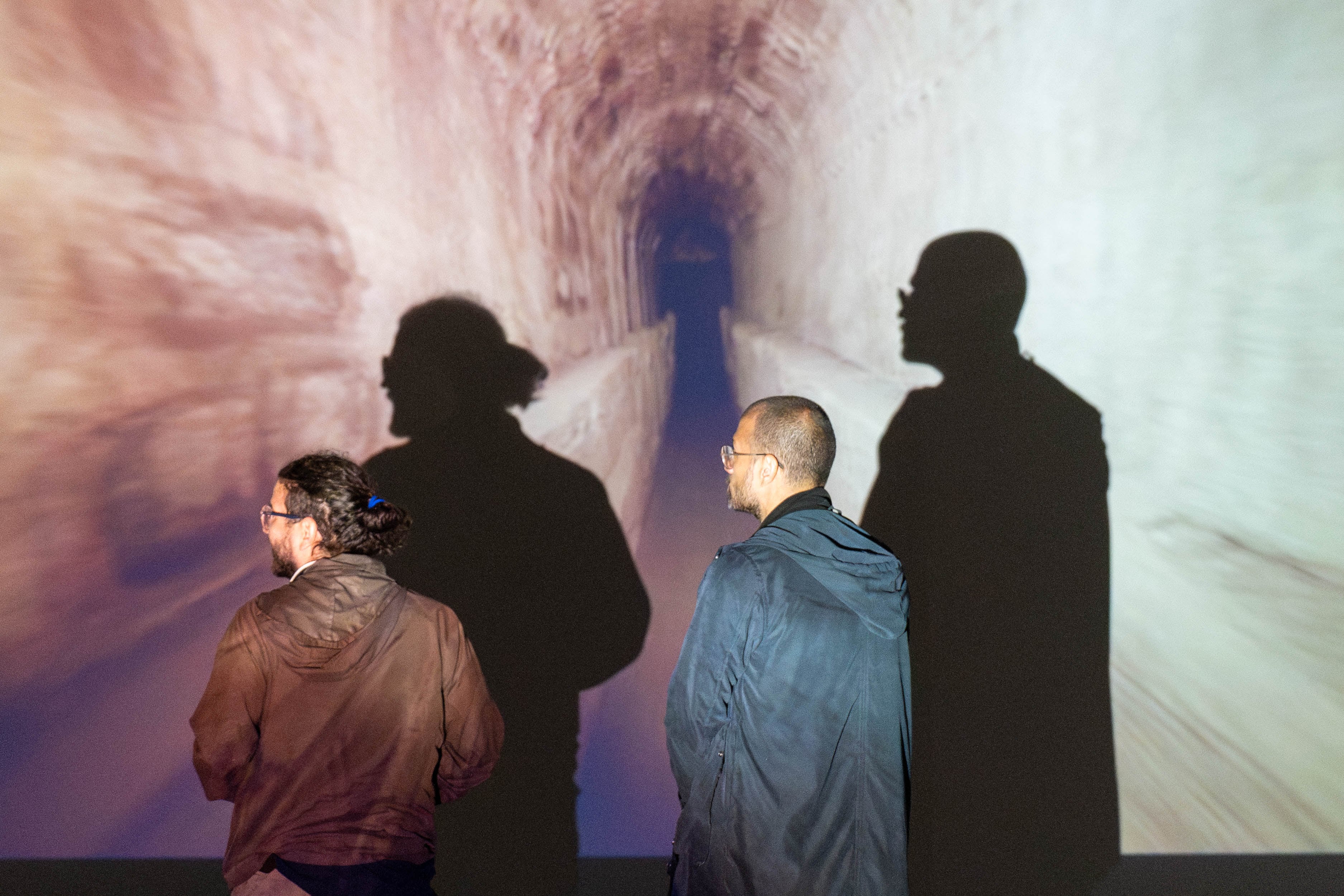 Mauricio Carmona Rivera presenta 'Katabasis' en la Galería Santa Fe. La exposición, que explora ríos subterráneos de Bogotá y Medellín, estará abierta al público del 4 de junio al 16 de agosto.
