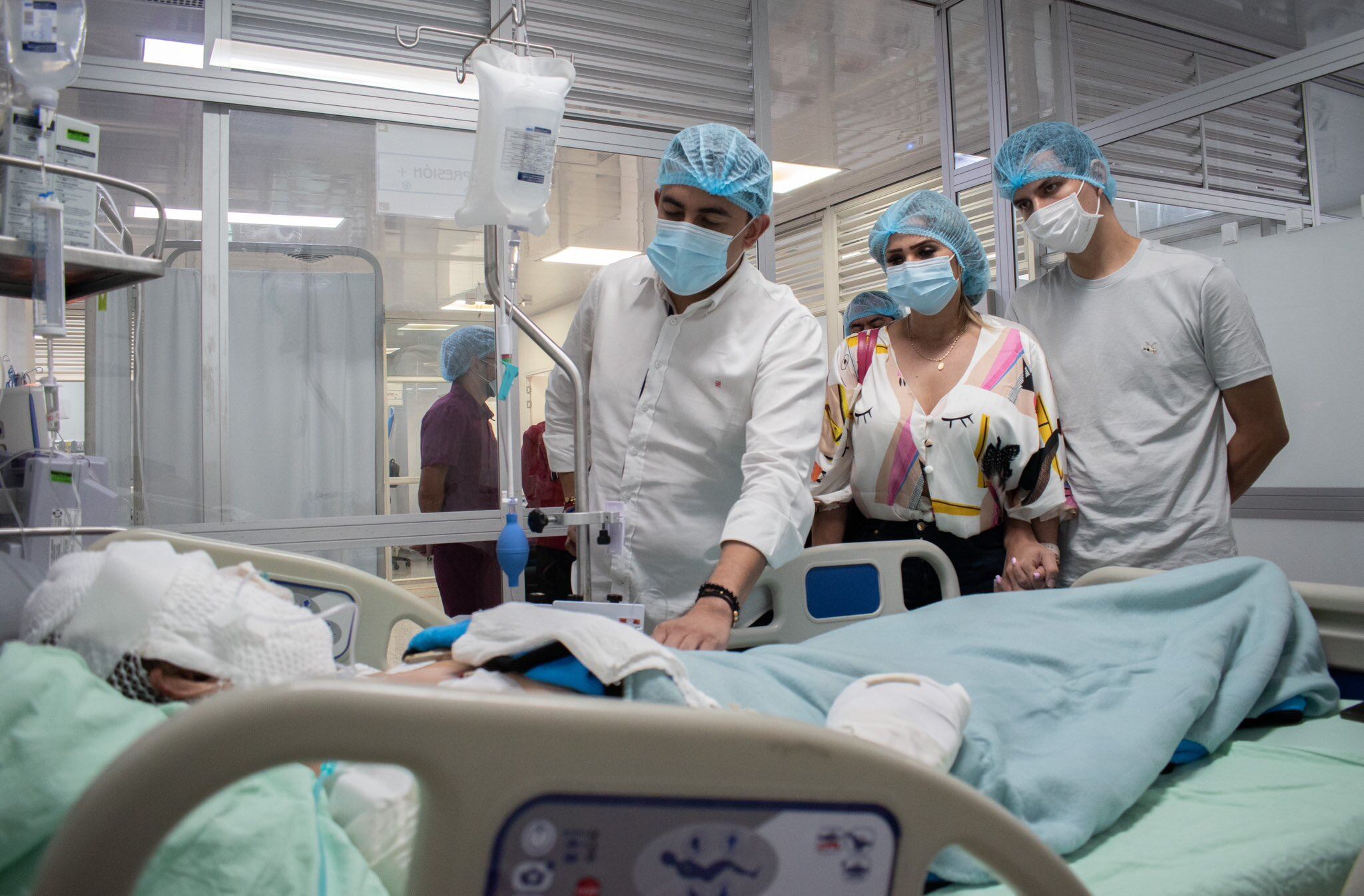 El registrador Alexander Vega, visitando las funcionarias heridas durante el incendio provocado en Gamarra (Cesar).