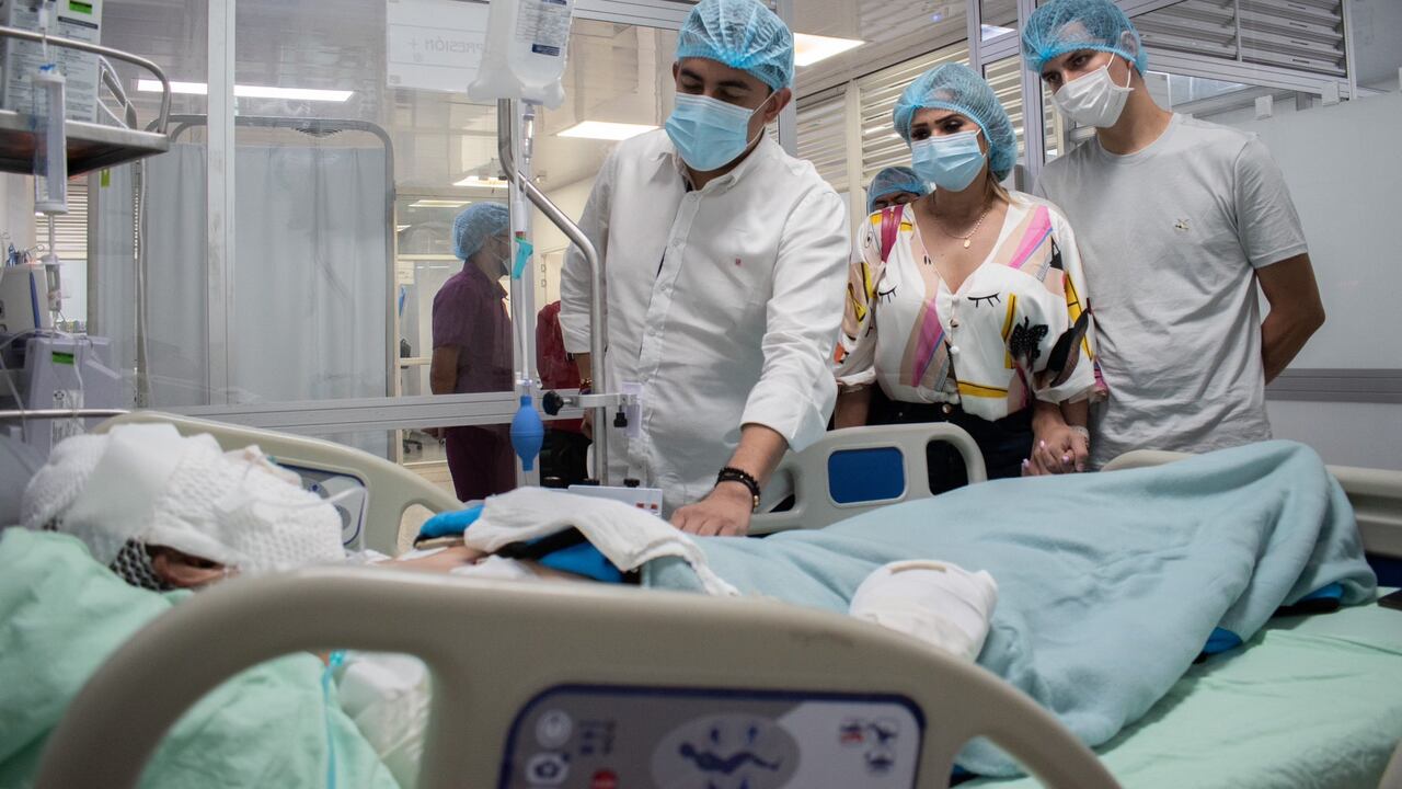 El registrador Alexander Vega, visitando las funcionarias heridas durante el incendio provocado en Gamarra (Cesar).