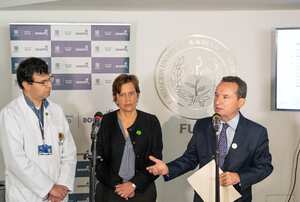 El secretario de Salud, Alejandro Gómez (derecha); María Isabel Uscher, presidenta de la Sociedad Colombiana de Pediatría, regional Bogotá (centro) y Germán Camacho, vicepresidente Asociación Colombiana de Infectología (izquierda)