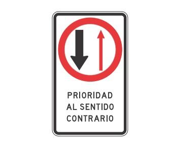 La señal con una flecha negra y otra roja informa que el paso debe cederse a los vehículos que circulan en sentido contrario.