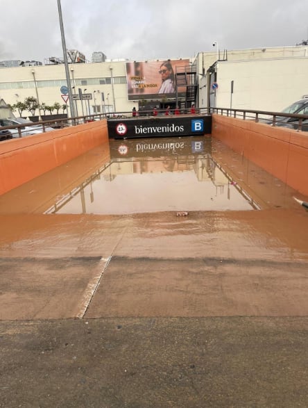 Entrada al parqueadero del centro comercial Bonaire