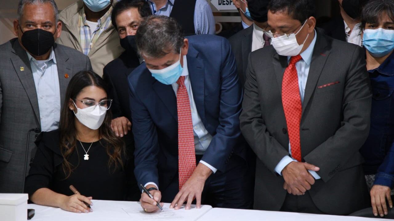 Gobierno expide decretos para el aumento salarial de los servidores públicos en Colombia