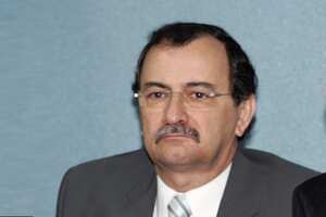 El ministro ecuatoriano de Minas y Petróleo Galo Chiriboga (R) habla junto al Contralor General Carlos Polit el 10 de diciembre de 2007 en Quito.
Chiriboga anunció el reinicio de las negociaciones de contratos petroleros con firmas extranjeras de Estados Unidos, España, Francia, Brasil y China. AFP PHOTO/Rodrigo BUENDIA (Foto de RODRIGO BUENDIA / AFP)