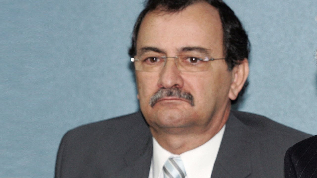 El ministro ecuatoriano de Minas y Petróleo Galo Chiriboga (R) habla junto al Contralor General Carlos Polit el 10 de diciembre de 2007 en Quito.
Chiriboga anunció el reinicio de las negociaciones de contratos petroleros con firmas extranjeras de Estados Unidos, España, Francia, Brasil y China. AFP PHOTO/Rodrigo BUENDIA (Foto de RODRIGO BUENDIA / AFP)