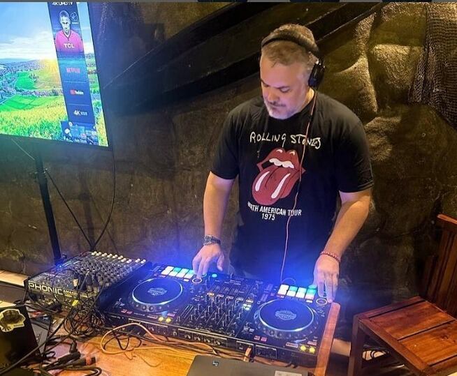 El expresidente compartió una foto en Instagram en su nueva faceta musical.