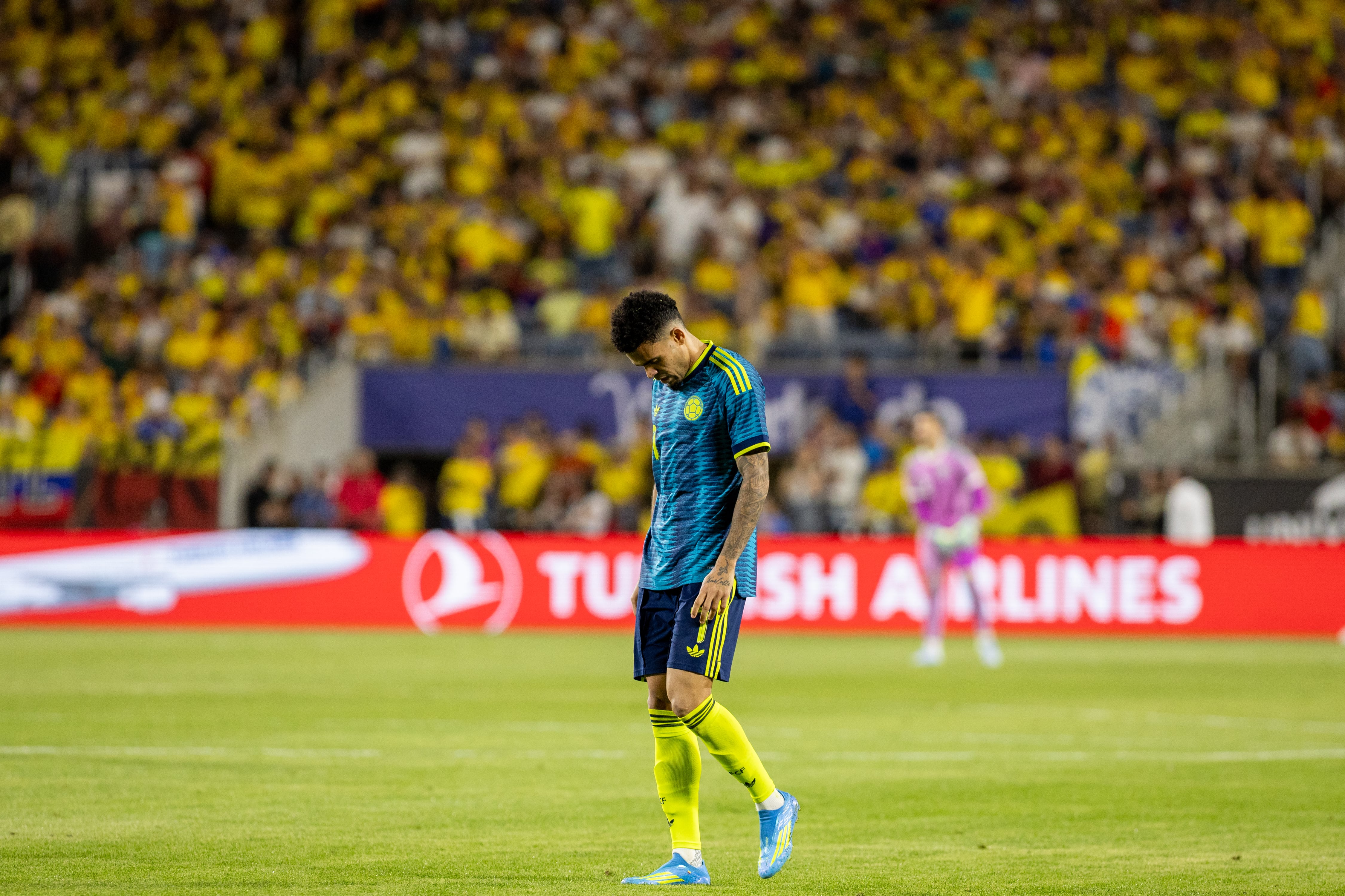 Luis Díaz mira al piso en medio del amistoso entre Colombia y Croacia.