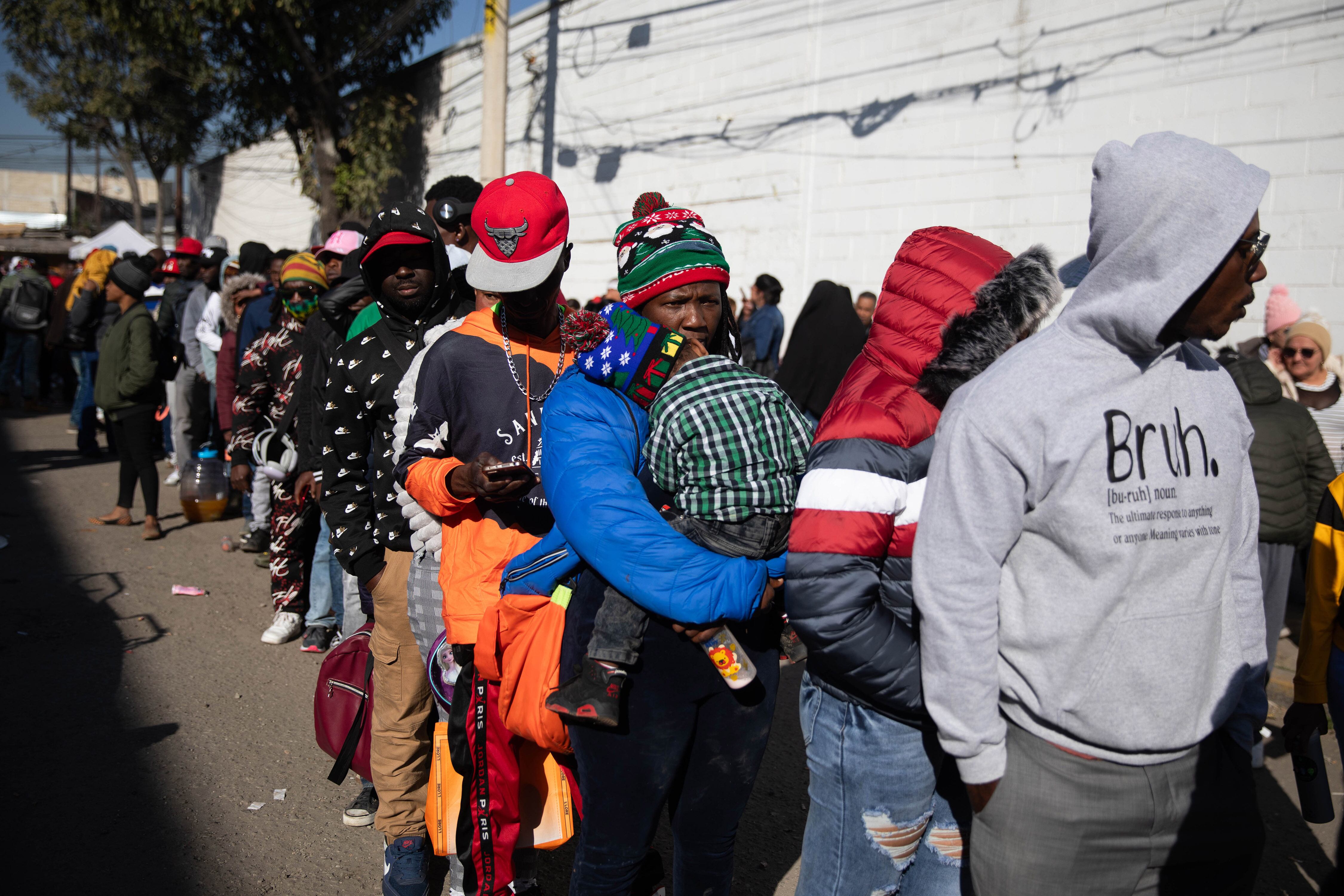 EE. UU. reemplaza permisos temporales por un sistema que facilita la salida forzada de migrantes.