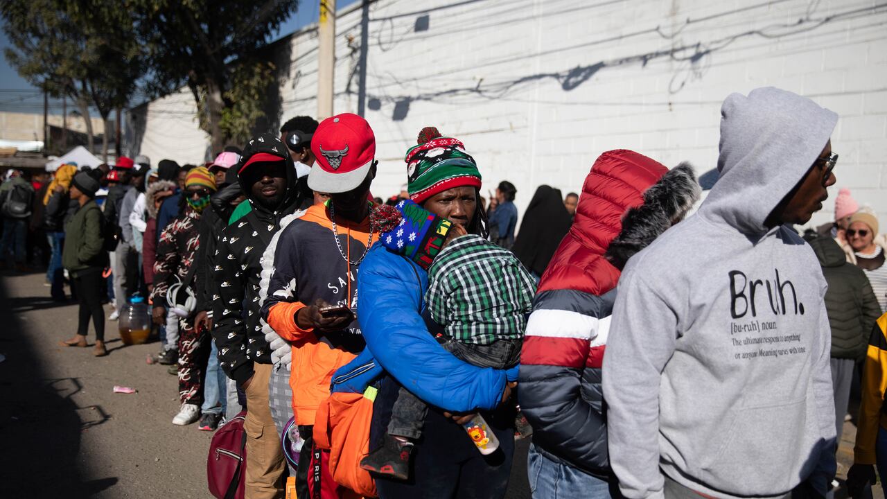 EE. UU. reemplaza permisos temporales por un sistema que facilita la salida forzada de migrantes.