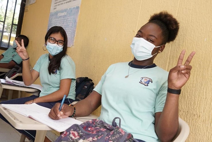 Con base en las recomendaciones del Comité Asesor epidemiológico, se eliminaron los aforos para todos los ámbitos de educación, incluyendo educación inicial, primaria, secundaria, superior, y educación para el trabajo y el desarrollo humano.