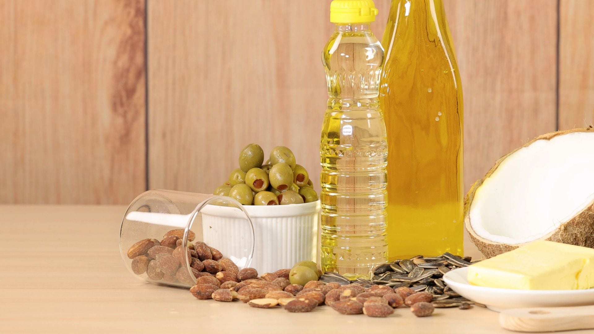 Expertos recomiendan moderar el consumo de grasas saturadas y limitar las grasas trans, mientras priorizan fuentes de grasas de mejor calidad dentro de una dieta equilibrada.