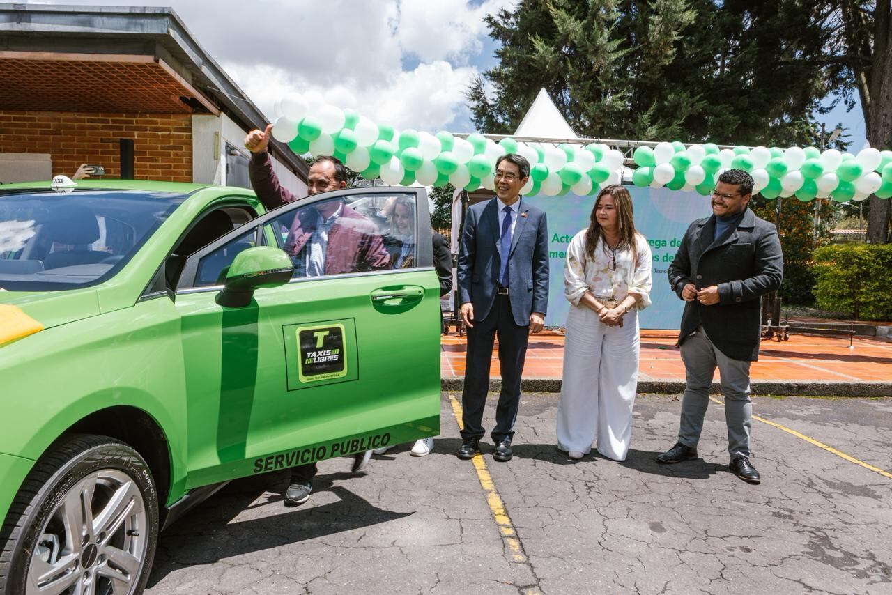 La entrega de los vehículos fue realizada por la ministra de transporte, María Fernanda Rojas.