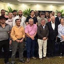 El expresidente Ernesto Samper, junto con los negociadores de paz del Gobierno y del ELN.
