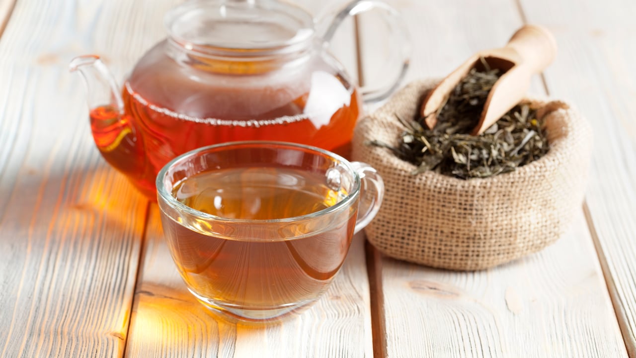 Debido a que es un producto con cafeína, no se aconseja tomar té en exceso.