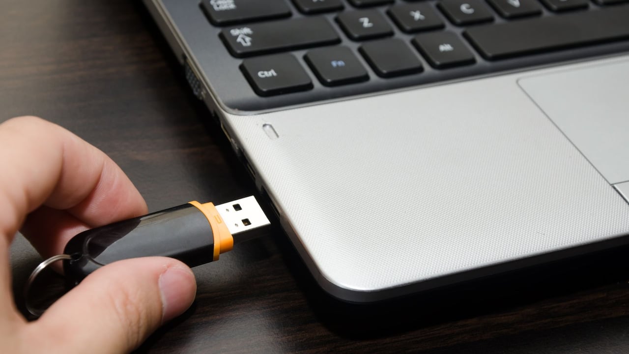 Guardar documentos, fotos, videos y programas en una memoria USB es una práctica cotidiana.