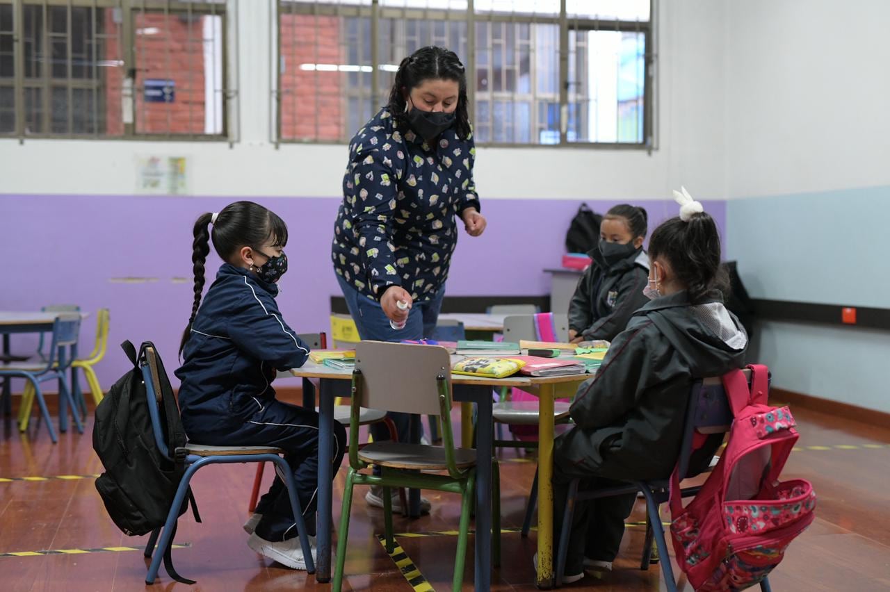 Estudiantes y docentes de los colegios públicos de Bogotá regresan a clases presenciales.