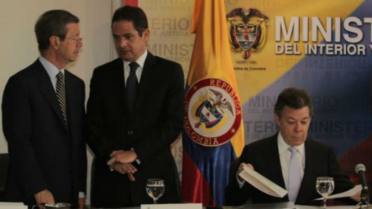 El presidente Juan Manuel Santos (der.) junto con el entonces ministro de Justicia, Juan Carlos Esguerra, y el de Gobierno, Germán Vargas Lleras en la época en que se tramitó el fallido acto legislativo para reformar la justicia.