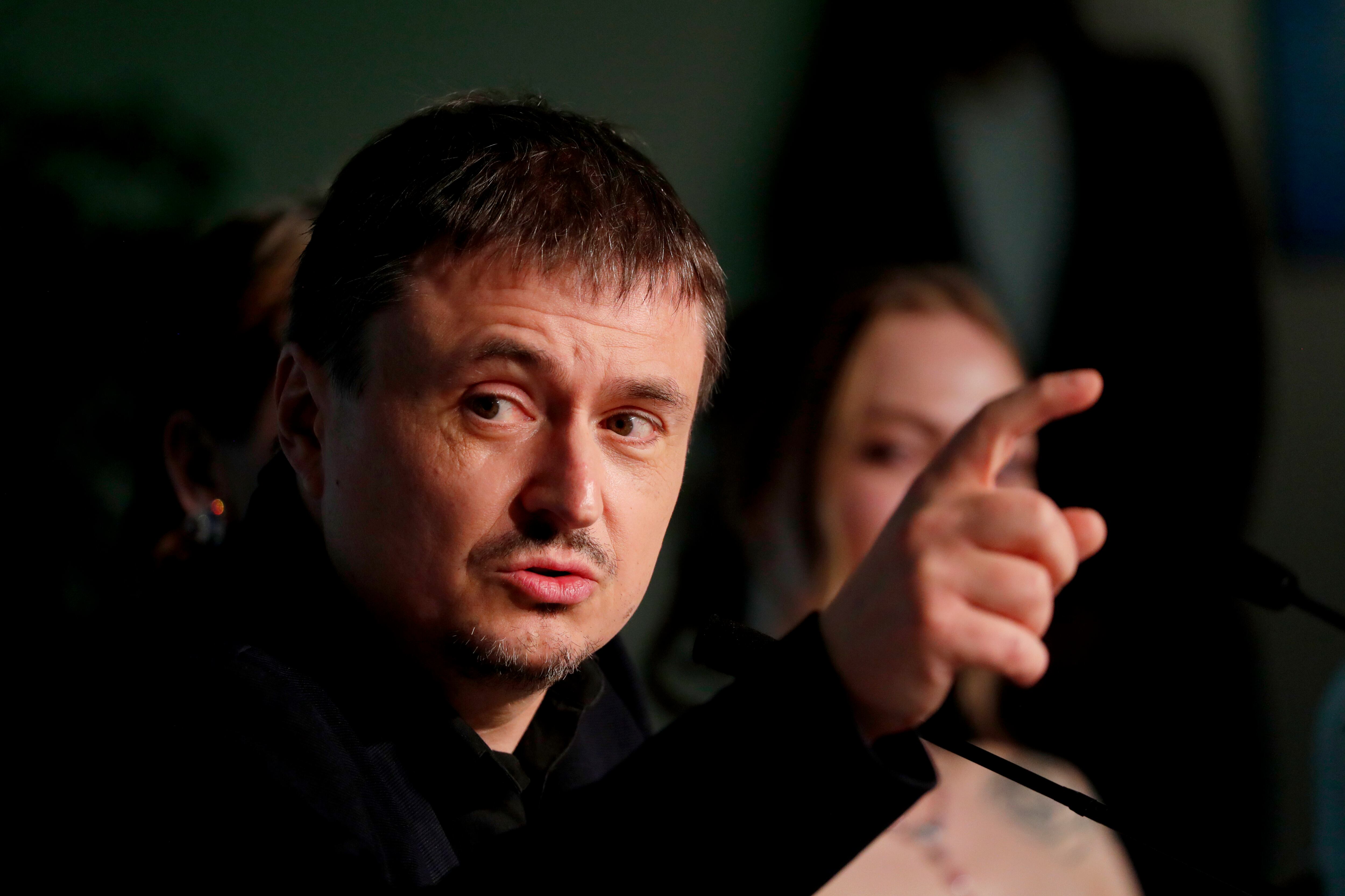 CANNES, FRANCIA - 22 DE MAYO: El director Cristian Mungiu asiste a la conferencia de prensa de "R.M.N" durante el 75º festival anual de cine de Cannes en el Palais des Festivals el 22 de mayo de 2022 en Cannes, Francia. (Foto de Pool/Getty Images)
