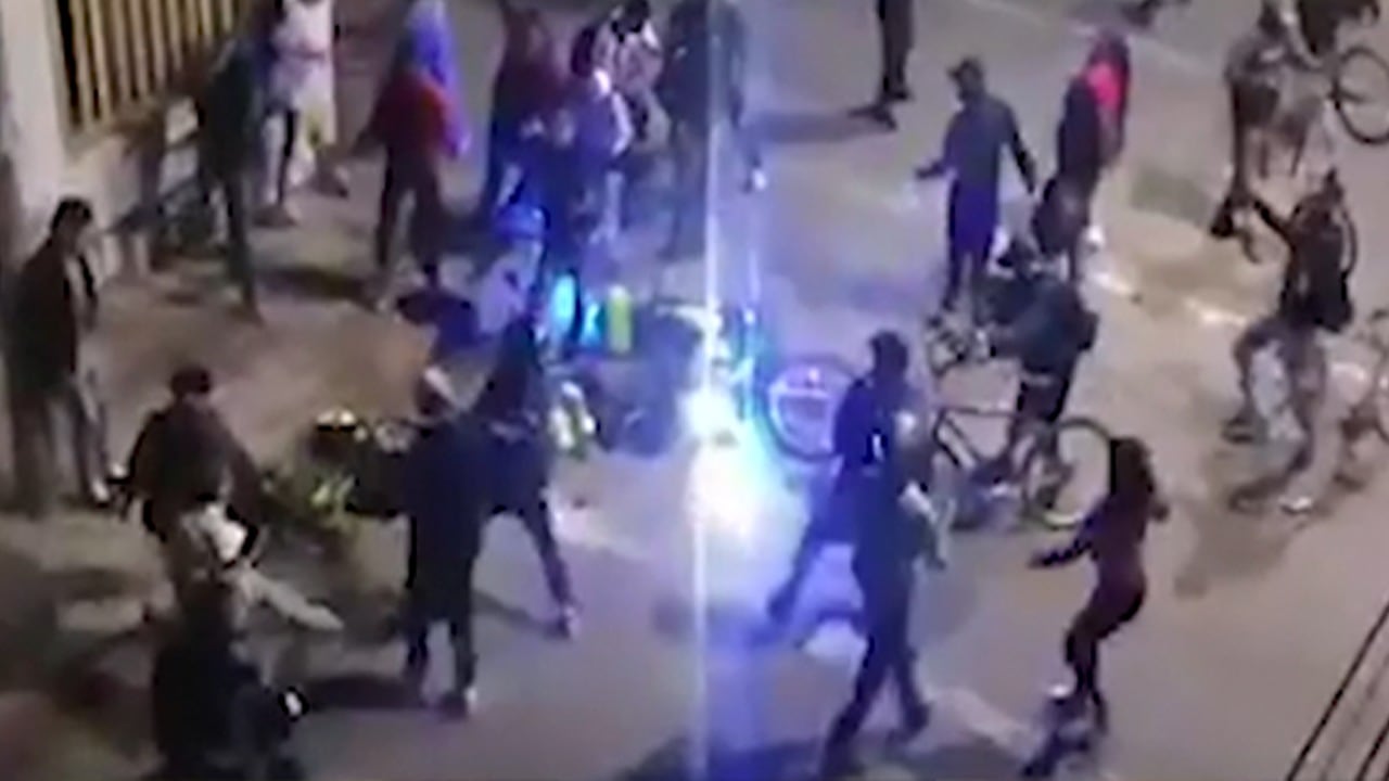 Momento en que una policía es apuñalada en las marchas