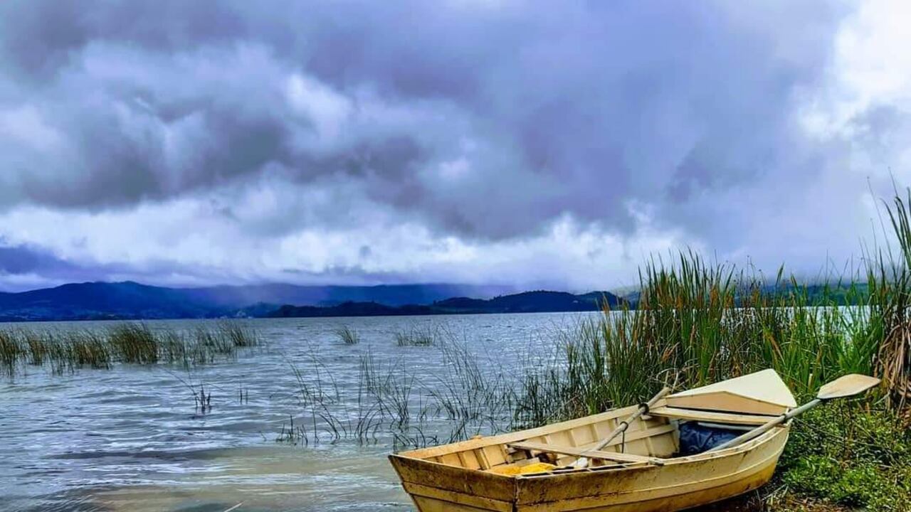 El fondo natural del lago es arena blanca, la misma que se ve en la orilla de playa Blanca, pero cerca de las desembocaduras de los ríos hay mucho sedimento.