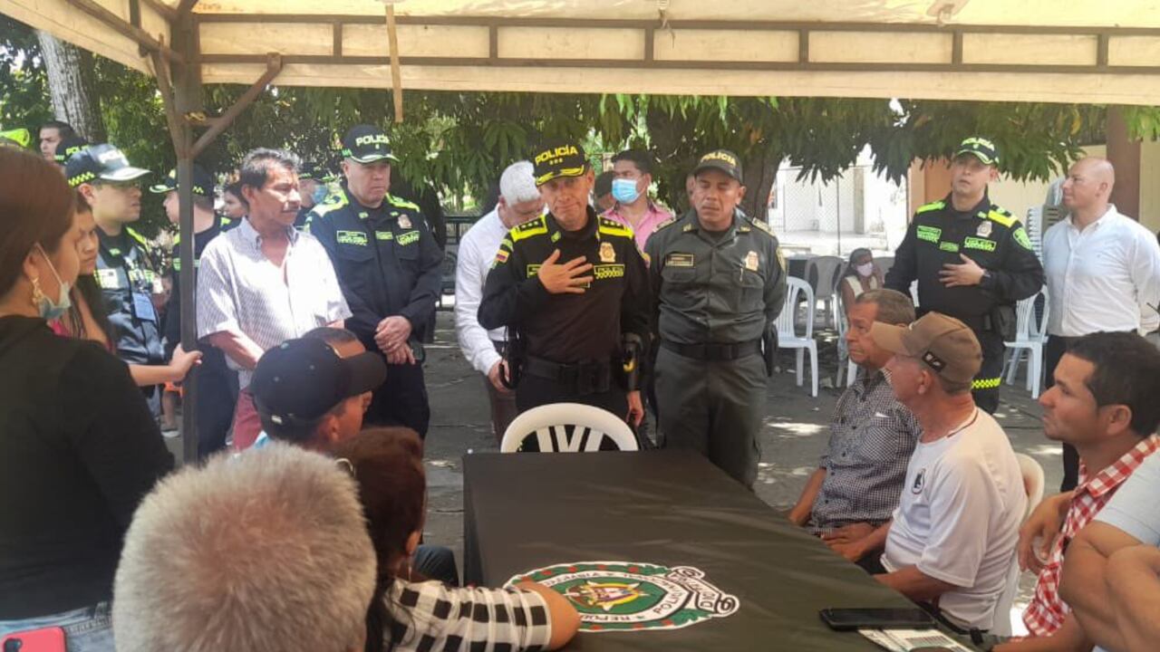 El director de la Policía Nacional, general Henry Sanabria Cely, visitó a la comunidad de Chochó, Sucre.