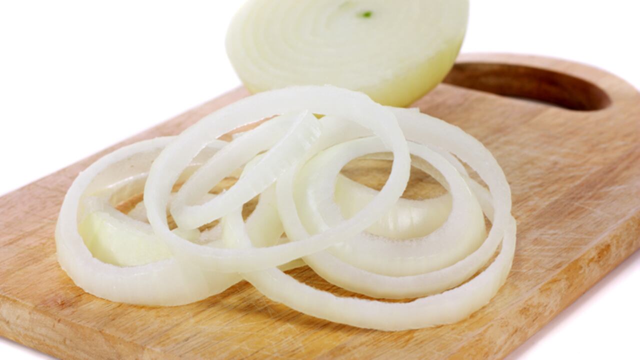 Las cebollas contienen vitamina C, aportando el 13 % de la dosis diaria recomendada.